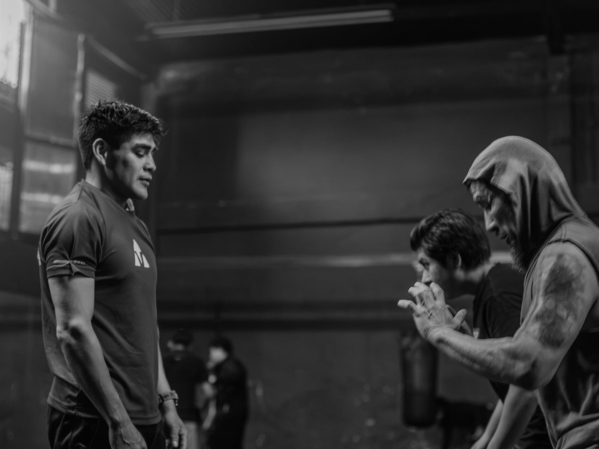 Bayo Oliva dirigiendo una clase privada de boxeo