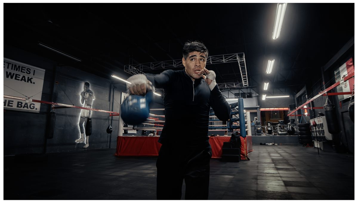 Boxeador haciendo ejercicios de condición con guantes