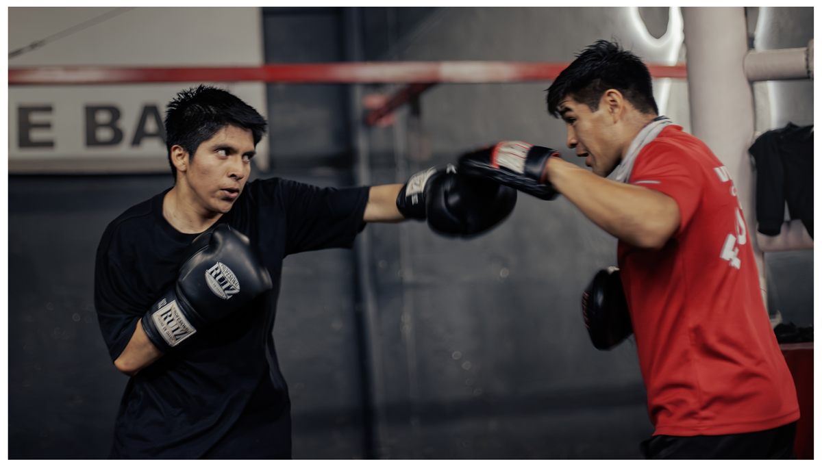 Dos boxeadores practicando ejercicios de sparring
